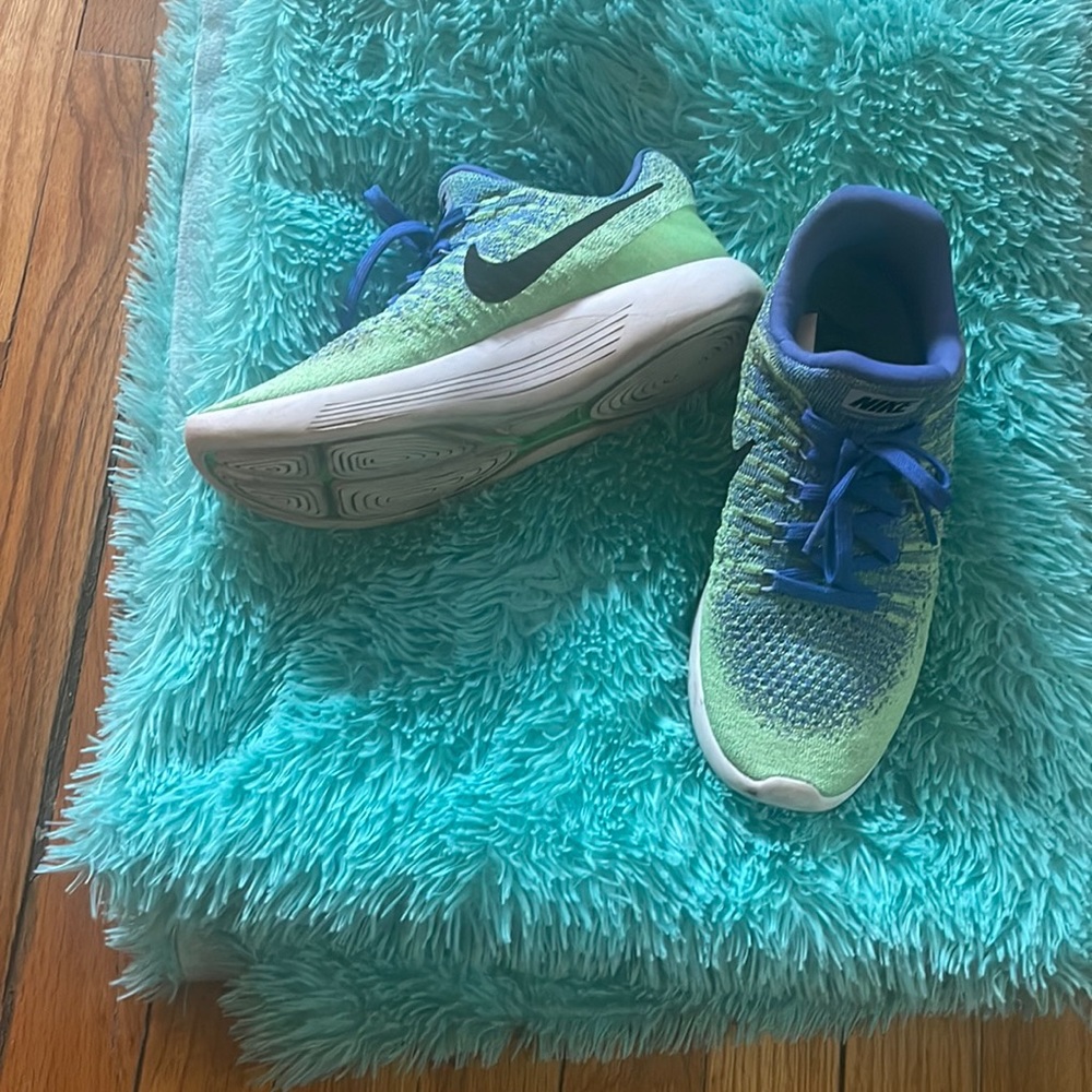 Selling size 7.5 blue Nike shoes.